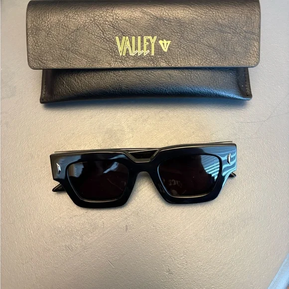 Valley Eyewear Black Geometric Frame Sunglasses - Picture 1 of 5